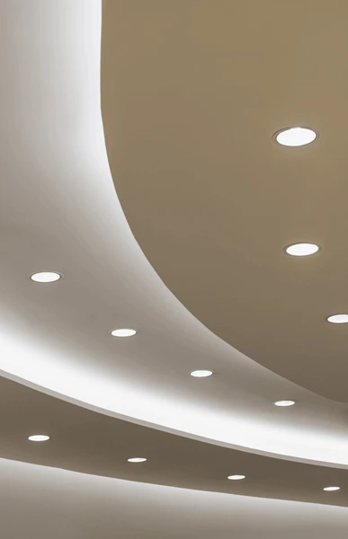 Curved ceiling with spotlight arrangement
