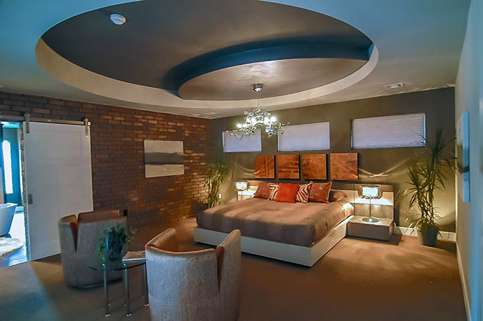 Rounded-edge tray ceiling