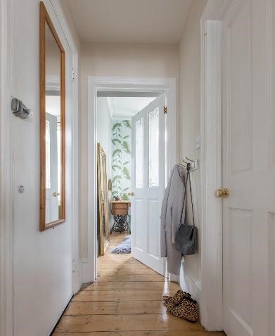 How do mirrors affect energy in narrow hallways and staircases?